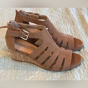 Size 9.5- VIOLET & RED Rush Wedge- like new!